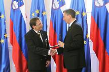 23. 10. 2015, Ljubljana – Predsednik Pahor vroil dravno odlikovanje medaljo za zasluge Branku Brumnu (STA/danijel Novakovi)